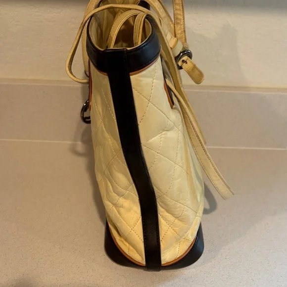 CHANEL Cream and Black Quilted Tote - Picture 4 of 7